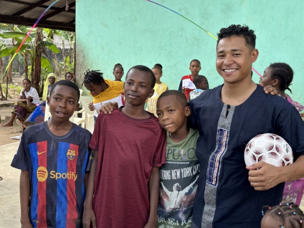 タンザニアの孤児院 サラハウス その3 持って行ったおもちゃで遊びました。 写真 5