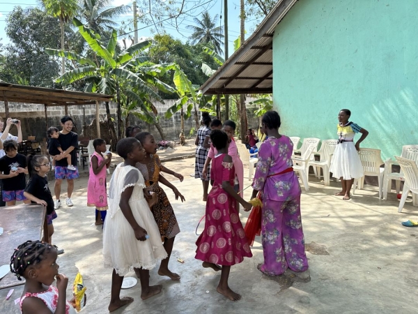 タンザニアの孤児院 サラハウス その3 持って行ったおもちゃで遊びました。 写真 7