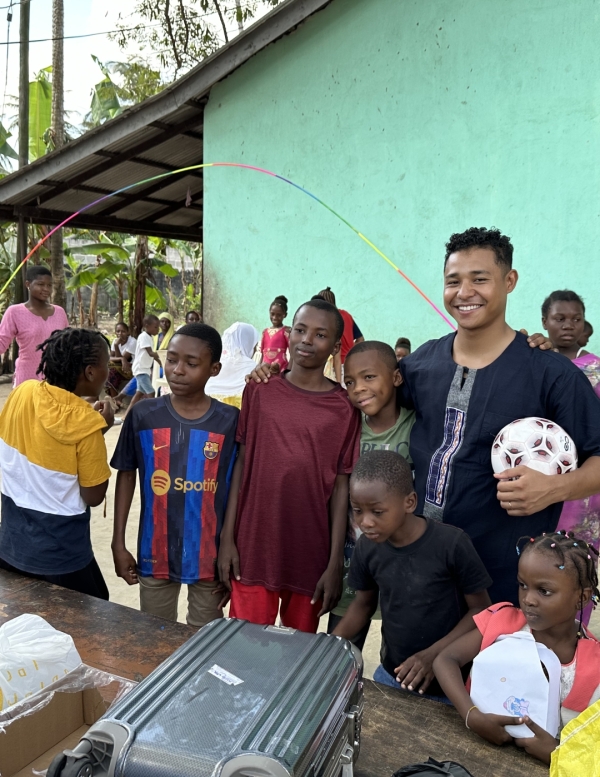タンザニアの孤児院 サラハウス その３ 持って行ったおもちゃで遊びました。 写真 8