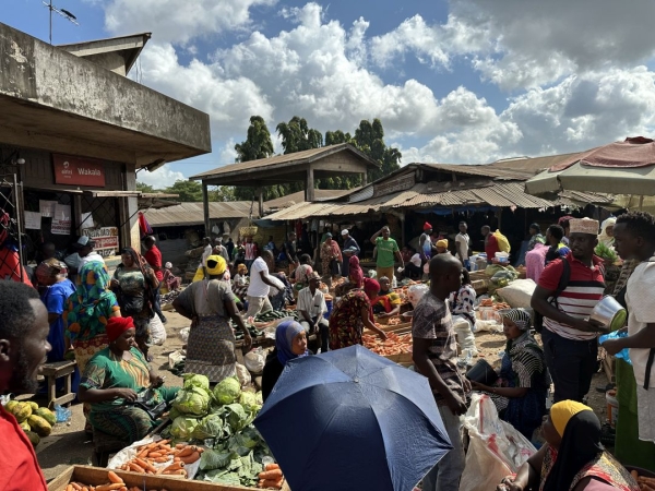 タンザニアのローカル市場 地元の方でとても賑わっています