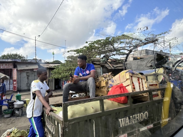 タンザニアのローカル市場 運送屋さん。町の市場や飲食店へと食材を運んでいきます