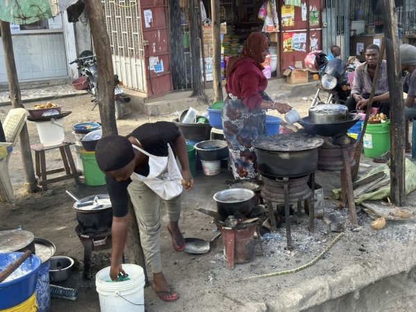 タンザニアのローカル市場 市場の人のためのご飯やさん美味しそうなにおいがしています