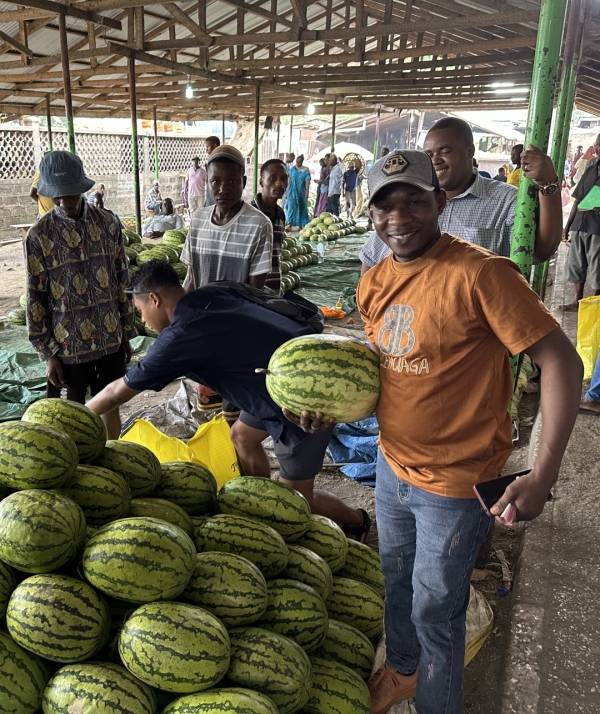 タンザニアの孤児院 サラハウス その4 地元のマーケットでお買い物 写真 9