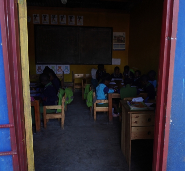 教室はとても暗いです<br class=sp_only>施錠するため鉄格子があります