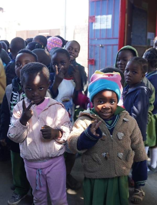 ザンビアは高地で涼しいので、<br class=sp_only>厚着している子も多いです