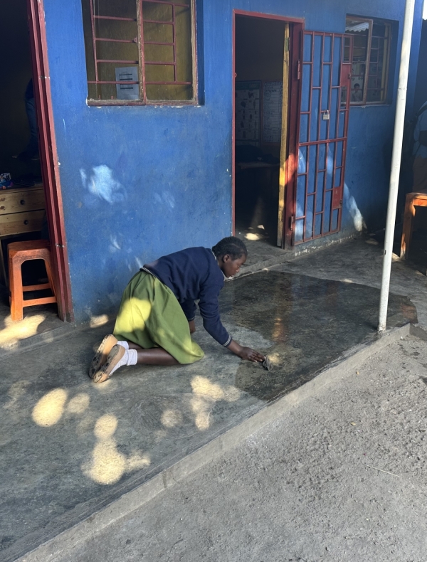 必ず毎日、お掃除します<br class=sp_only>履き掃除のあと、拭き掃除まで