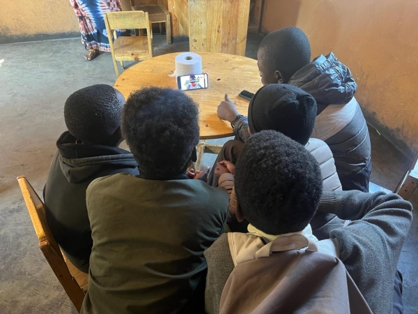 小さな携帯の前に集まって<br>みんなで覗き込みます