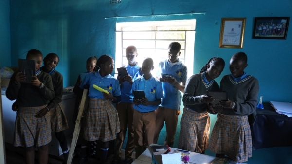 中学生の子たちに渡しました<br>初めてのタブレットに興味津々です！