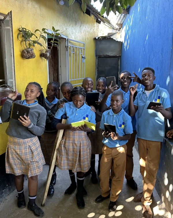 外に出て、みんなで記念撮影