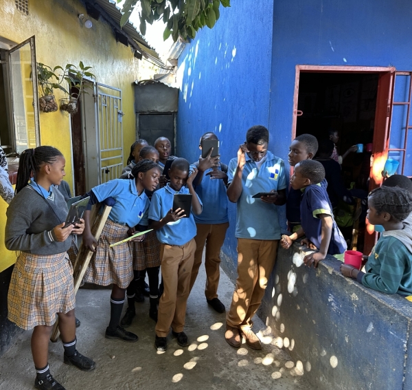 小さい子たちはうらやましそう<br>みんな横から覗き込みます