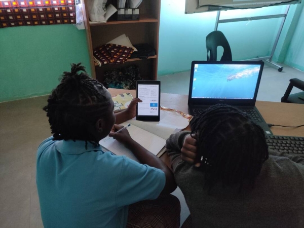 ノートパソコンとタブレットで<br>授業を受けます