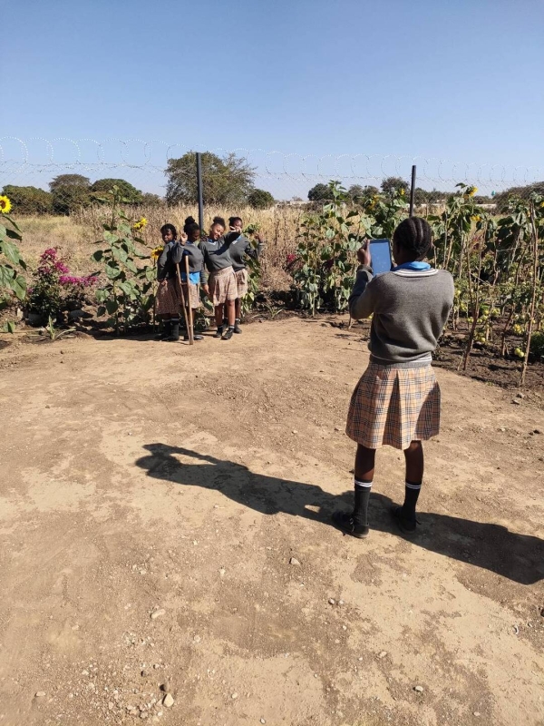 休み時間には記念撮影<br>大きな画面がうれしい様子