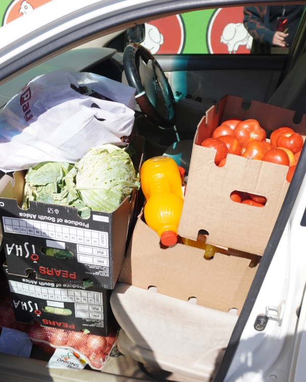 スーパーに買い出し<br class=sp_only>毎日、50名分は必要です