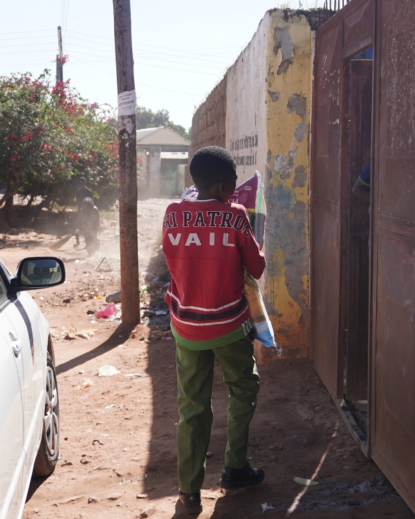 学校に着くと、子供たちが<br class=sp_only>食材運びを手伝ってくれました