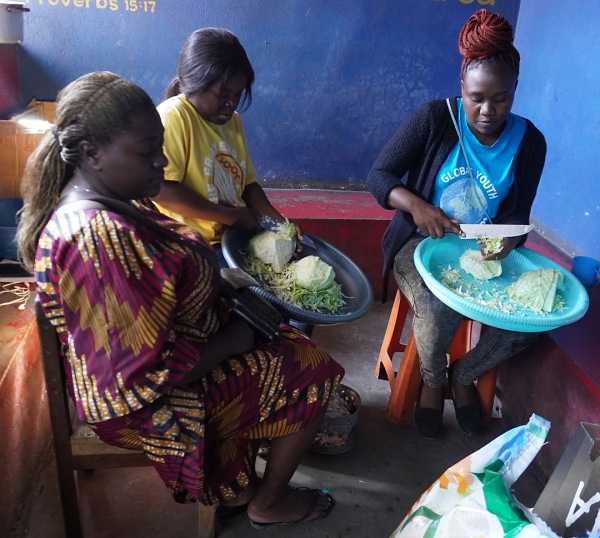 調理場の先生たちです<br class=sp_only>野菜やチキンを切って大忙しです