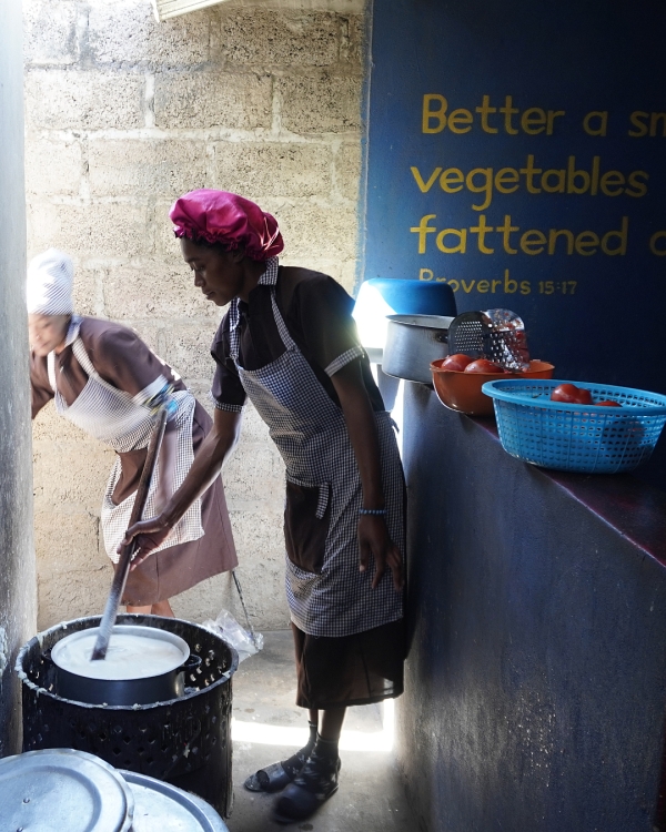 国民食のシマを作っています。<br class=sp_only>大きな鍋２つにたっぷり作ります