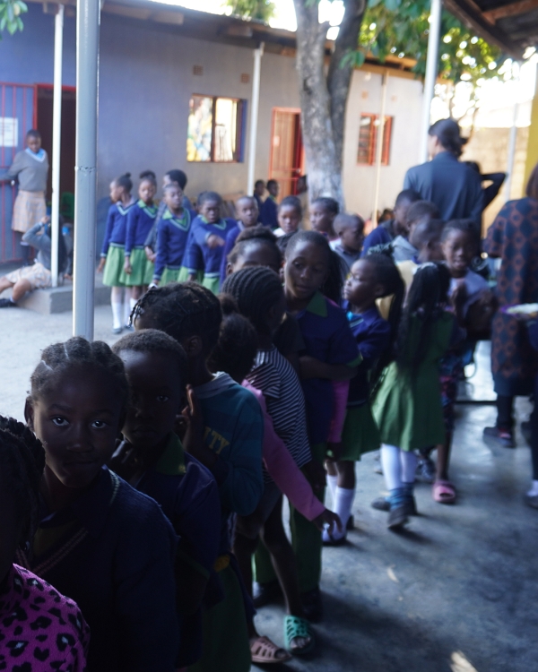 長蛇の列ができます<br class=sp_only>みんな、きちんと並びます