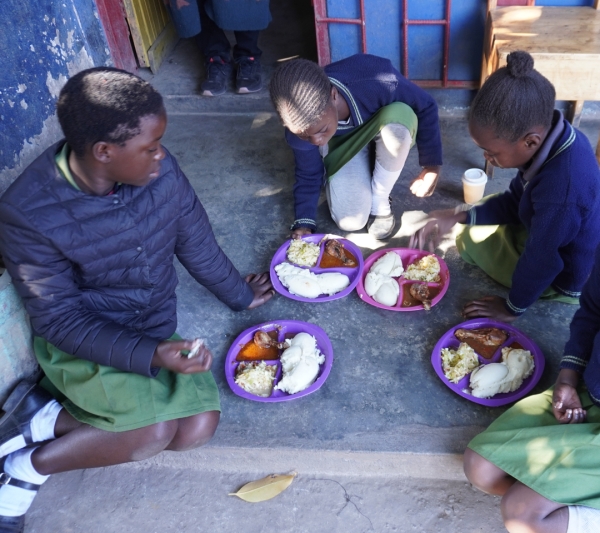 床に座って食べます<br class=sp_only>スプーンなどなく、左手で食べます