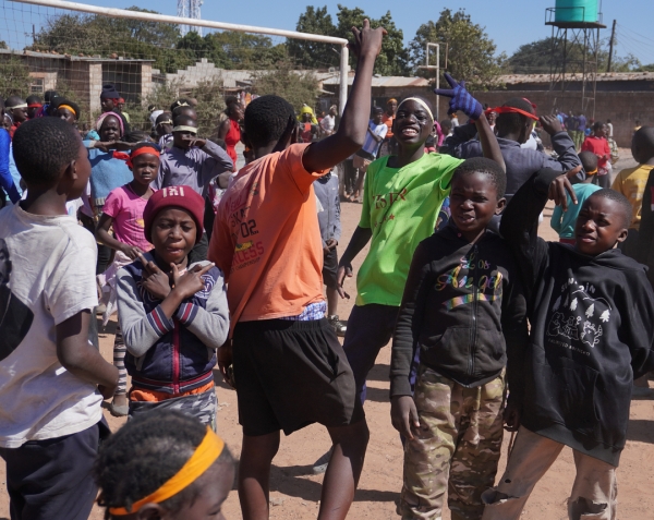 いろんな学校の子が集まって<br class=sp_only>運動場は、大賑わいです