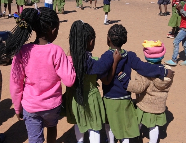 大きな子は、小さな子の<br class=sp_only>手を引いて歩きます