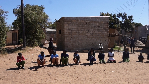 みんなで手を繋いで、<br class=sp_only>大きな輪になります