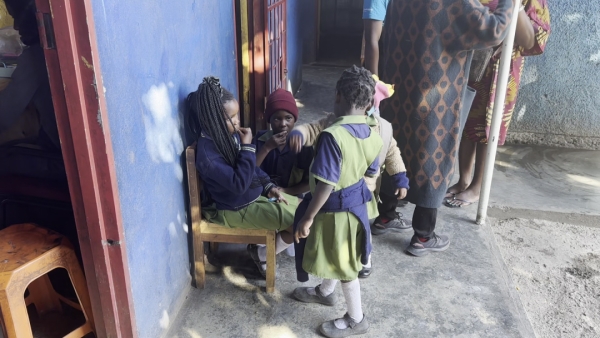 小さい子供たちが集まって<br class=sp_only>何か話をしています