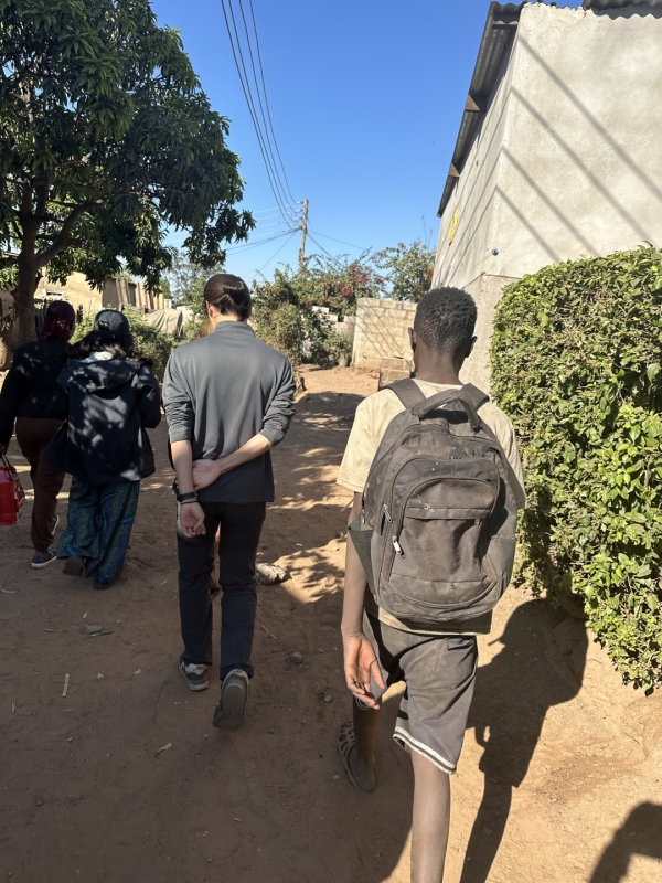 コンパウンドを歩いて<br class=sp_only>マイワシちゃんの家に向かいます