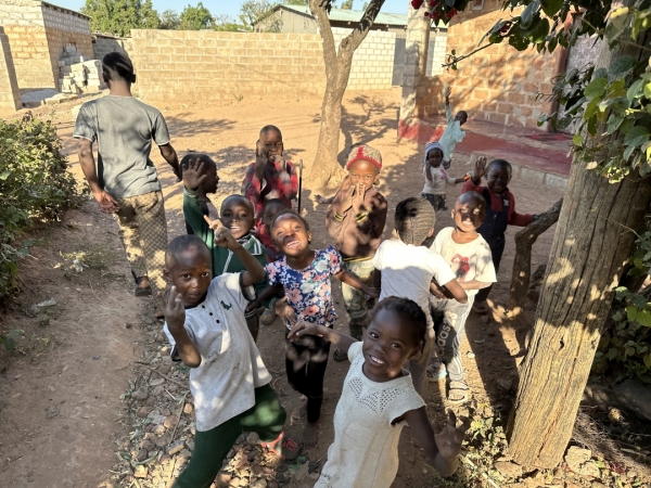 近所の子供たちです<br class=sp_only>人懐こく、カメラにポーズを取ります