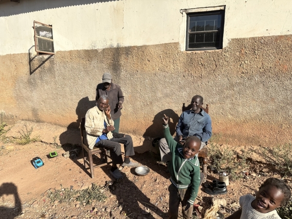 車の番をお願いしているおじいちゃん<br class=sp_only>いつでも、ここに座っています