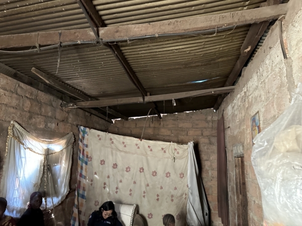 天井は波板１枚で、雨・風・光が入ります<br class=sp_only>大雨が降ると、簡単に浸水します