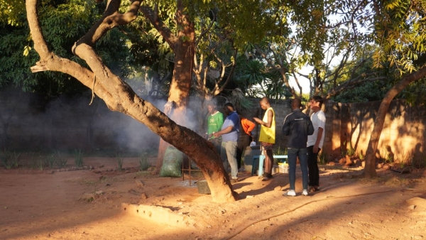 敷地内には木陰が沢山ありますので、そこでお肉を焼きます