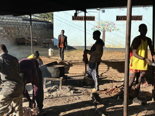 みんなで、鶏を処理しています。