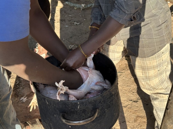 内臓も頭も無駄にせず食べます。