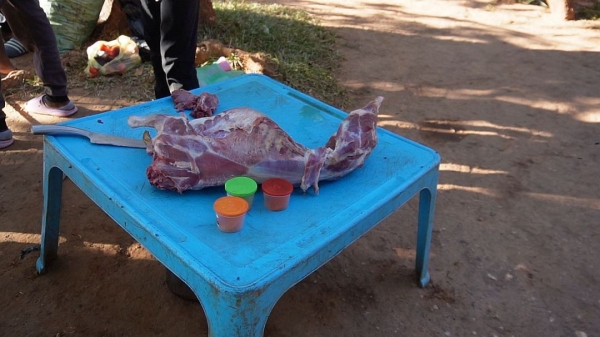 さばいた後のヤギです。細かく切っていきます。