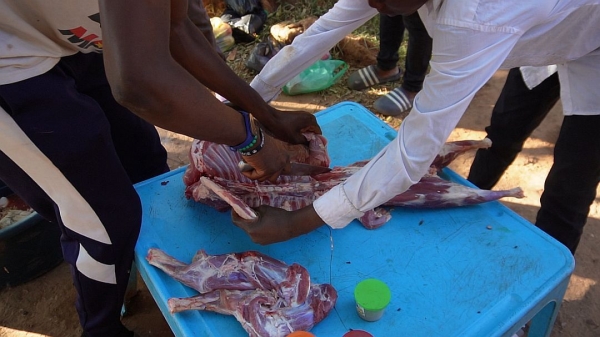 ヤギを、パン切包丁で器用に切っていきます。