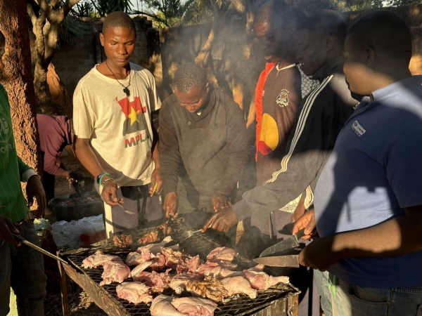 大きく切ったお肉を豪快に焼いていきます