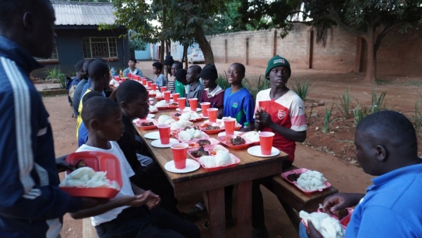 全員で、ご飯を頂きます。若い子は、シマも大盛です。