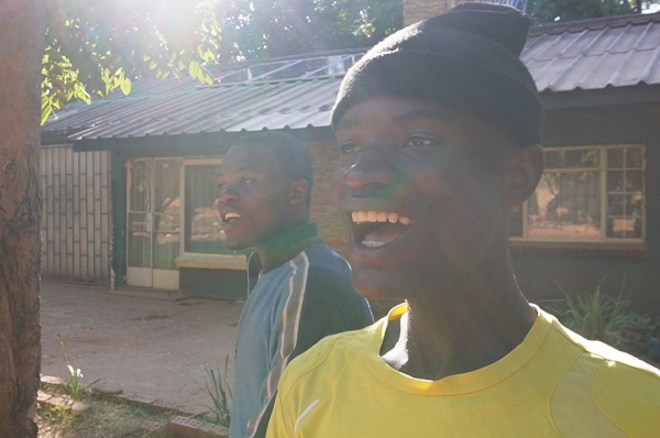 綺麗な日差しの中で、一生懸命に練習しています