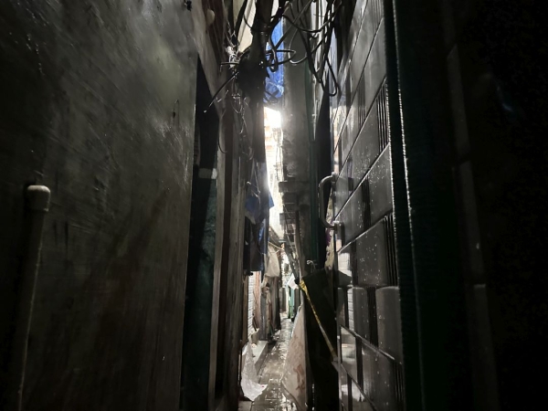 インドのダラビスラム 狭い路地に、多くの建物や工場が密集しています