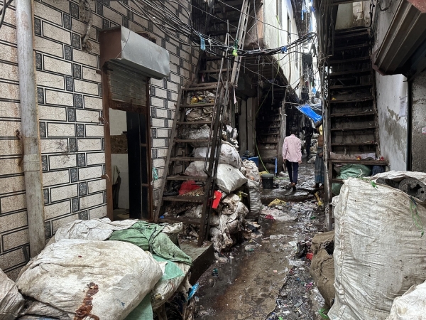 インドのダラビスラム ごみごみした路地がずっと続きます