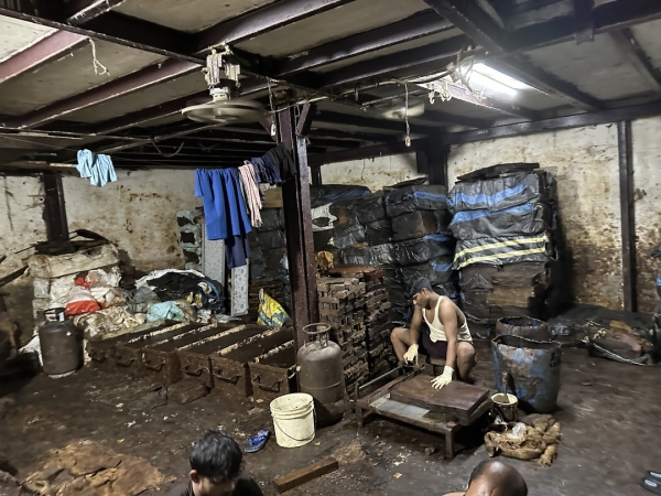 インドのダラビスラム 石鹸工場です。廃油から、ダラビの中で使われる石鹸を作ります