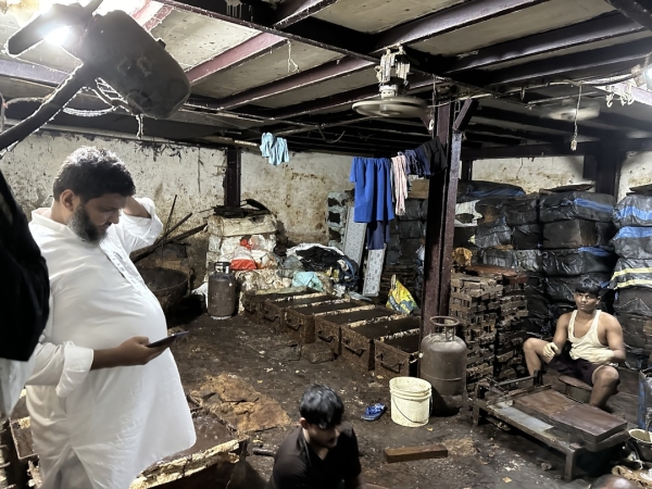 インドのダラビスラム 石鹸工場のオーナーです。オーナーだけはエアコンのついた部屋で寝泊まりしています