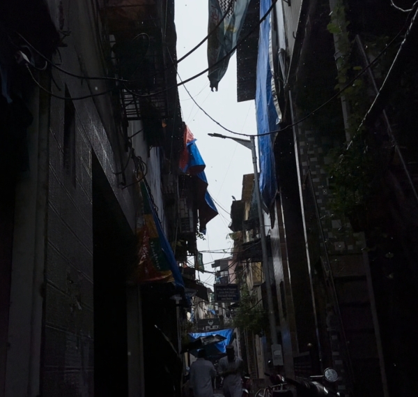 インドのダラビスラム 狭い路地の両側には、数名の従業員の小さな工場が無数に並んでいます