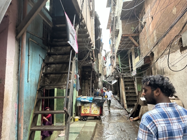 インドのダラビスラム 狭い路地の両側には、数名の従業員の小さな工場が無数に並んでいます