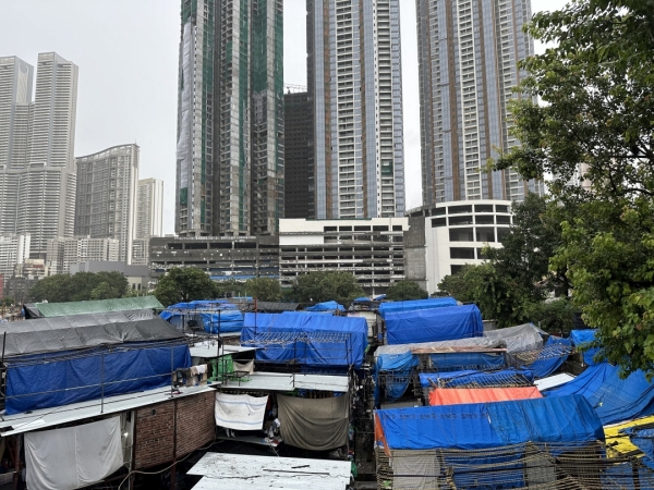 インドのドーピーガード 多くの店舗兼住居が密集しています