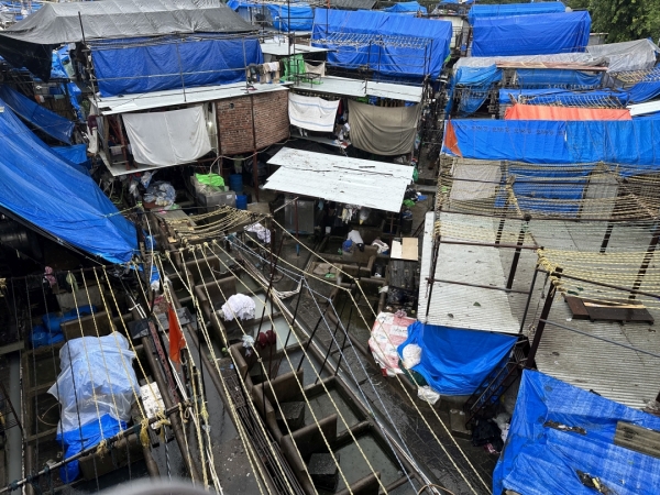 インドのドーピーガード 洗濯場が見えます。現在でも大きな石を使った手洗いが多いです