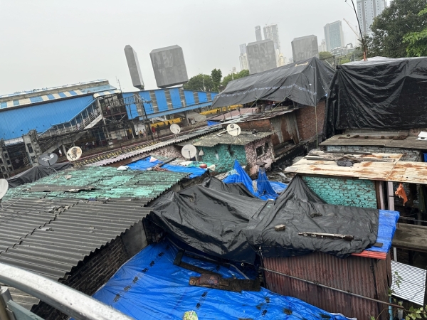 インドのドーピーガード 近代的な商業ビル群の中に、昔ながらの生活様式が残っています