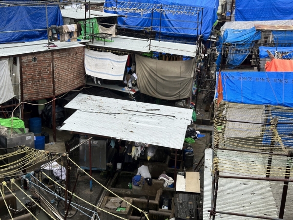 インドのドーピーガード 下の会で洗濯をして、上の階では生活しています