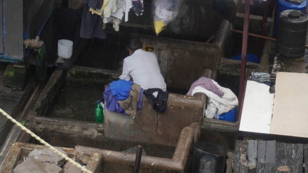 インドのドーピーガード 手洗いで次々と洗濯をこなしていきます