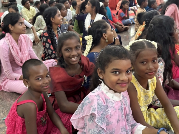 シャローム大聖堂には、80名の孤児たちが集まりました